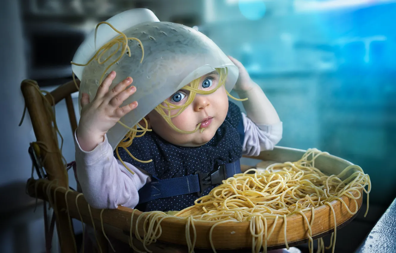 Фото обои ребенок, девочка, беспорядок, спагетти, макароны