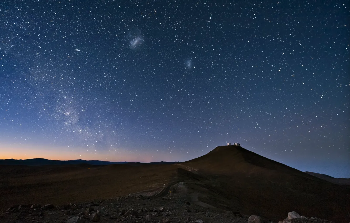 Фото обои небо, звезды, ночь, пустыня, Млечный путь, Чили, Атакама, Магеллановы облака
