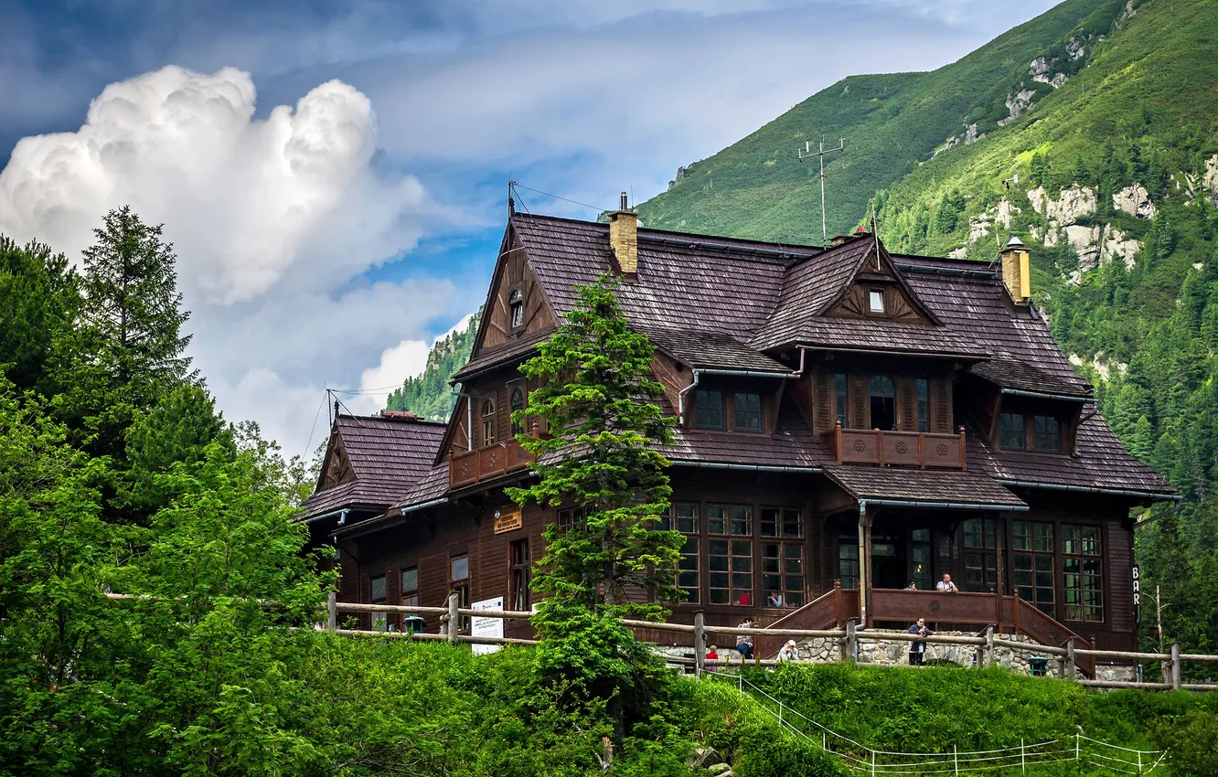 Фото обои облака, деревья, горы, дом, скалы, Польша, отель, Zakopane