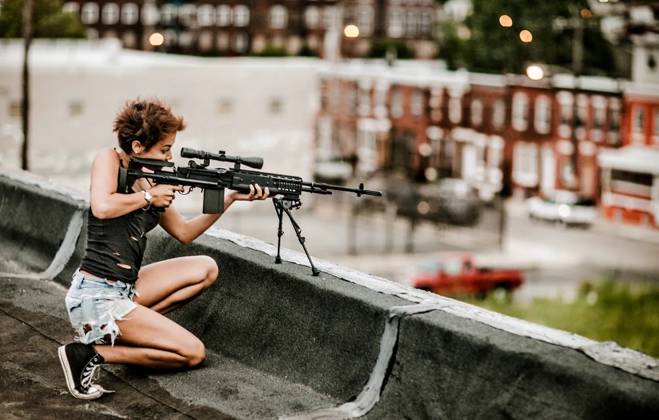 Фото обои крыша, девушка, оружие