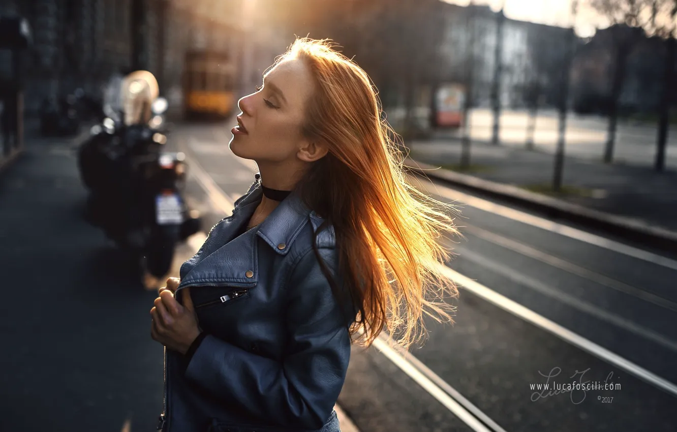 Фото обои дорога, солнце, поза, модель, портрет, дома, макияж, куртка