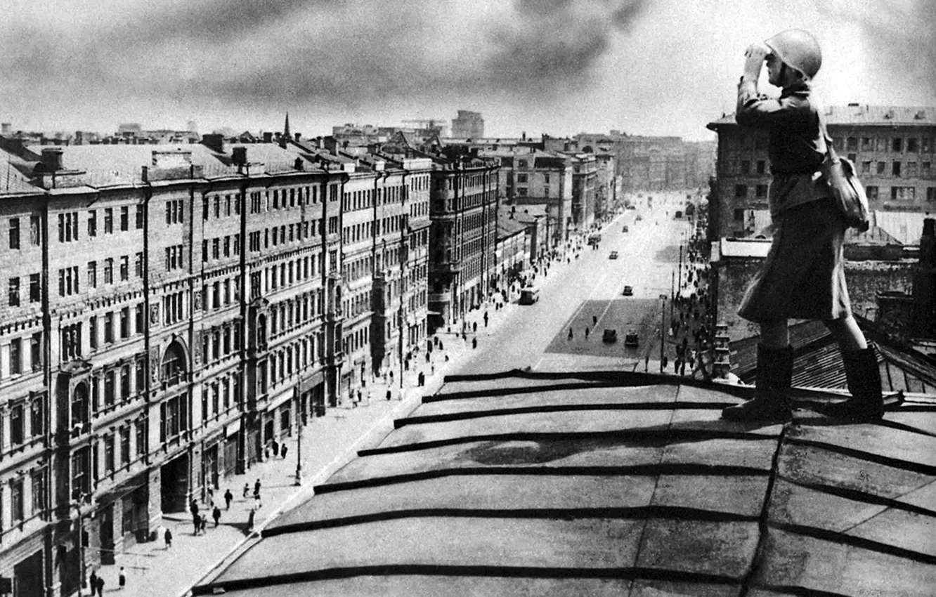 Фото обои крыша, девушка, фото, черно-белое, Великая Отечественная война, Вторая мировая война