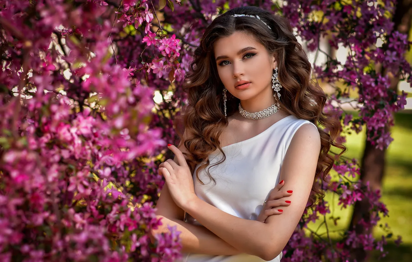 Фото обои девушка, украшения, деревья, природа, серьги, макияж, платье, шатенка