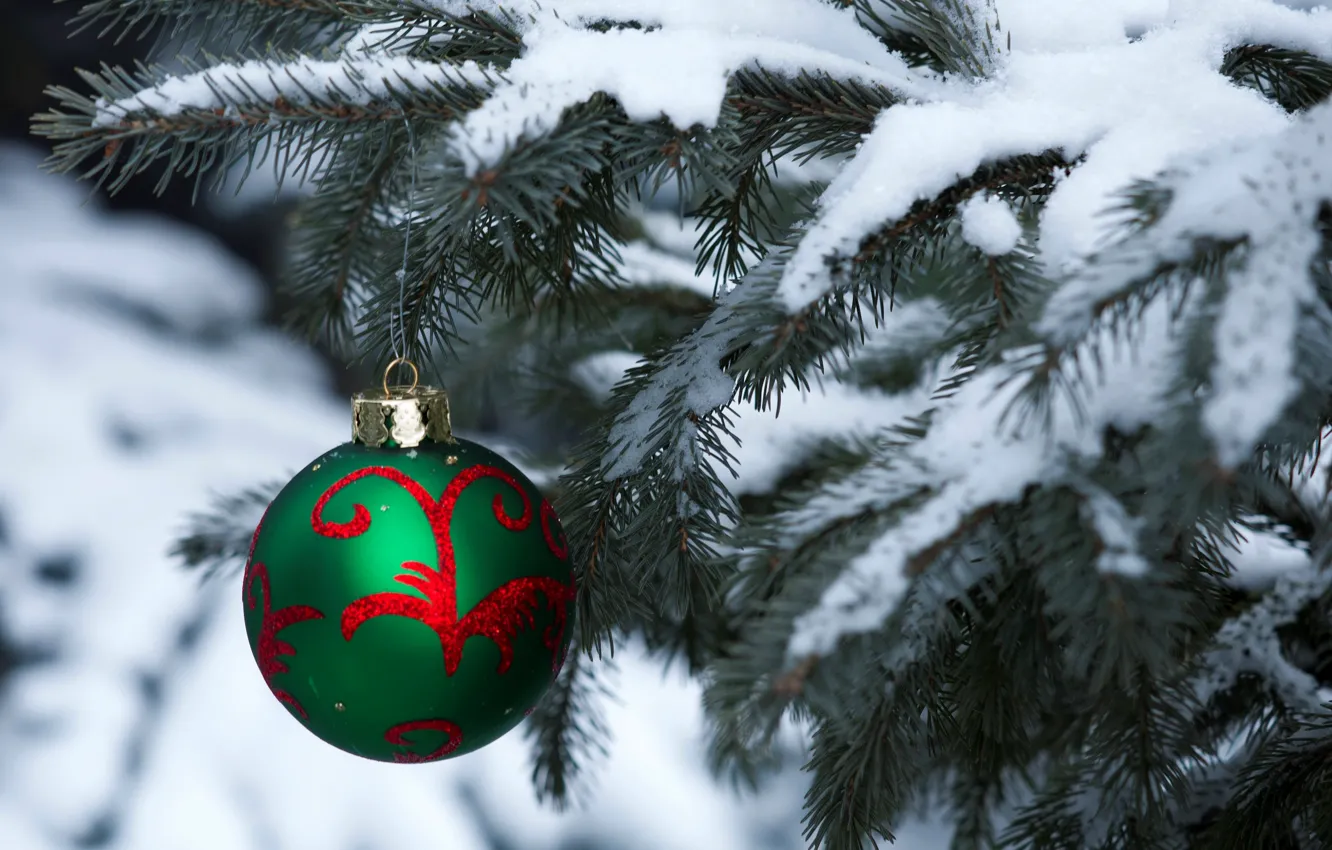 Фото обои зима, снег, праздник, елка, шар, шарик, Рождество