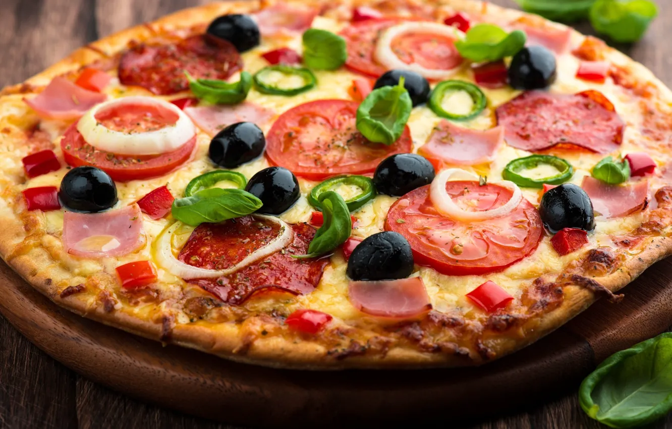 Фото обои зелень, стол, еда, сыр, доска, пицца, помидоры, колбаса