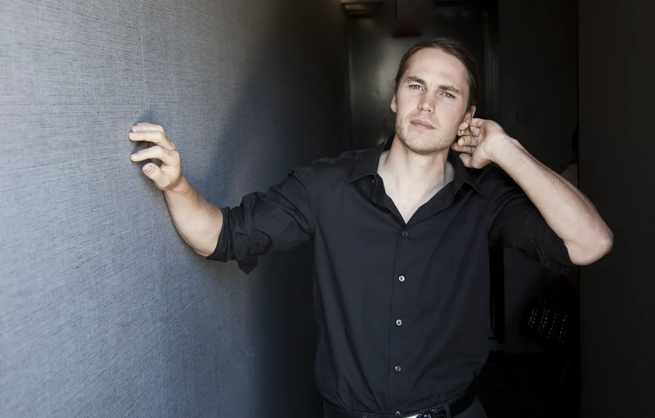 Фото обои взгляд, поза, мужчина, рубашка, Taylor Kitsch