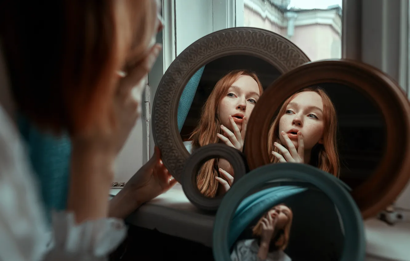 Фото обои девушка, отражение, веснушки, зеркала, Ульяна Найденкова