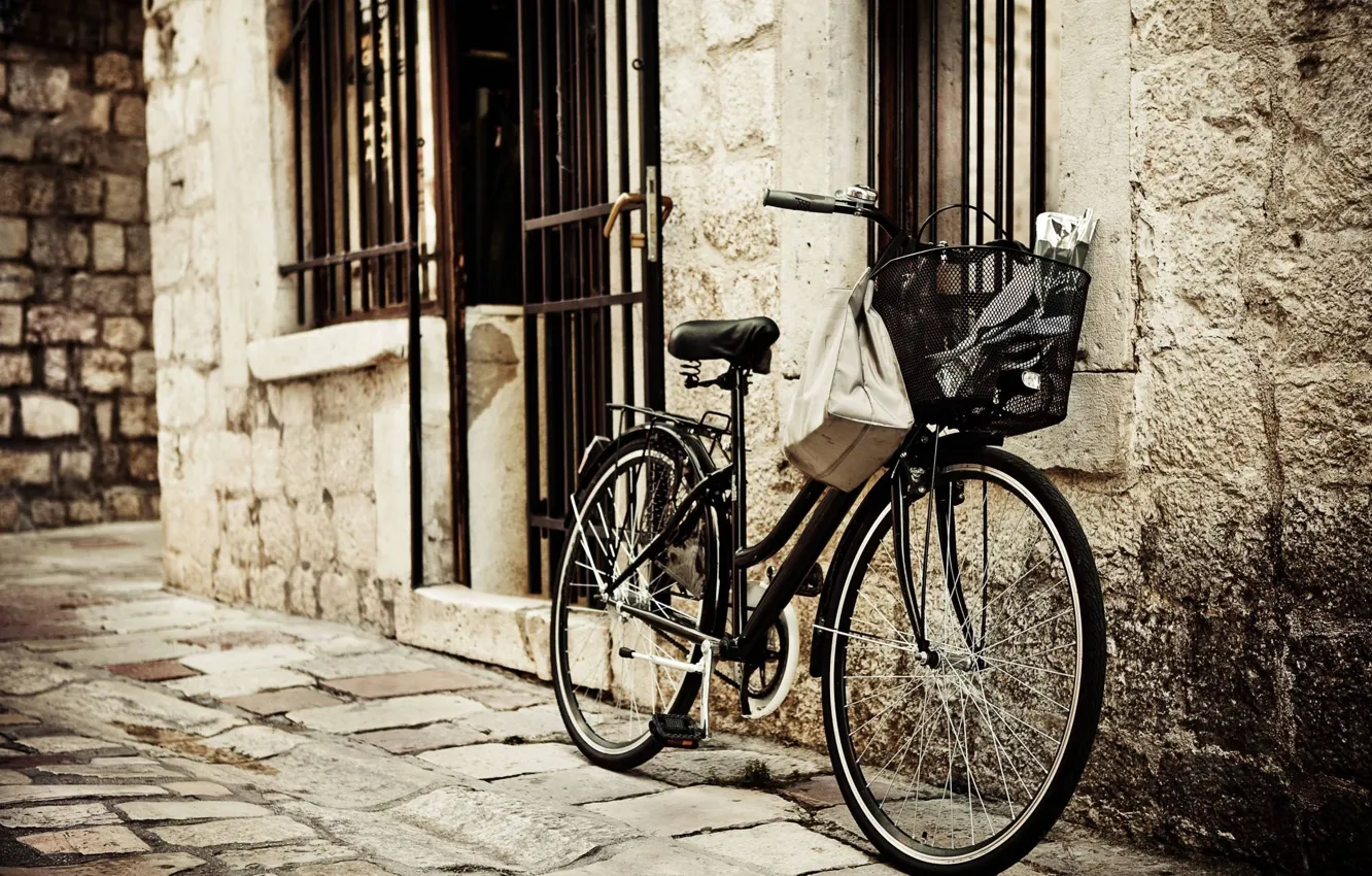 Фото обои велосипед, город, фото, стена, сепия, Европа
