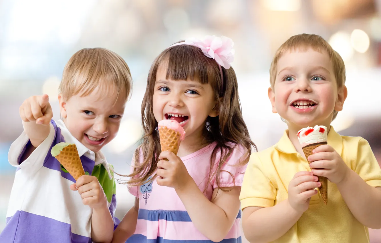Фото обои радость, мороженое, девочка, улыбки, мальчики, счастливые, втроем