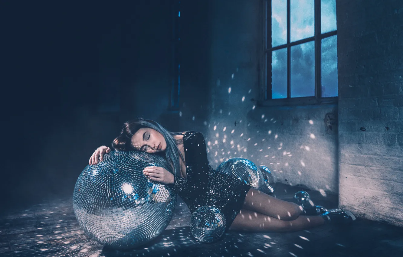 Фото обои девушка, отражения, ночь, поза, блики, шары, стены, сон