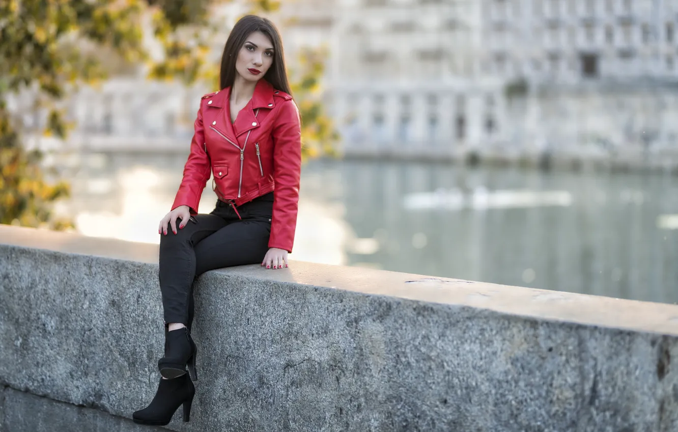Фото обои осень, лицо, город, модель, волосы, сидит, Daniela