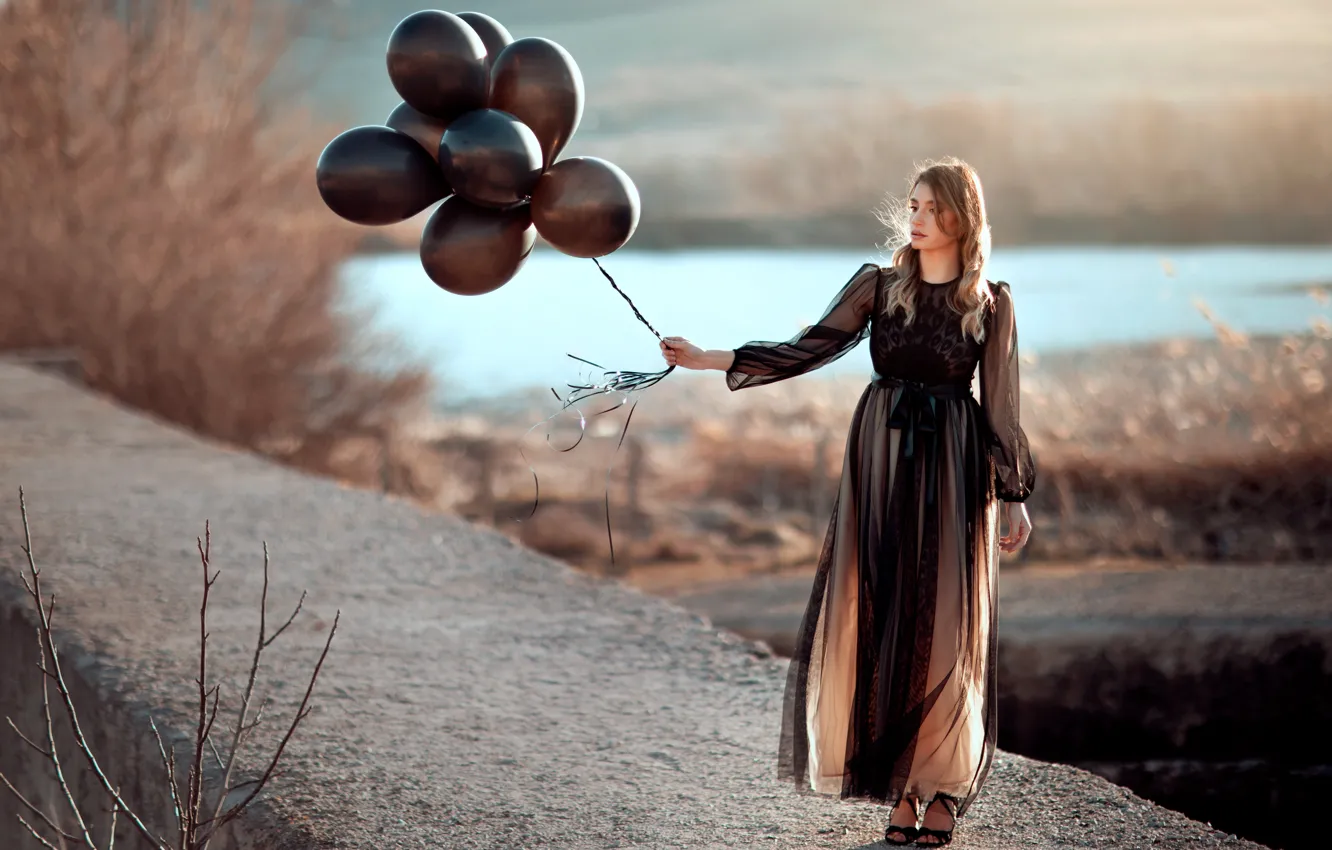 Фото обои дорога, девушка, шарики, природа, поза, воздушные шары, шары, берег
