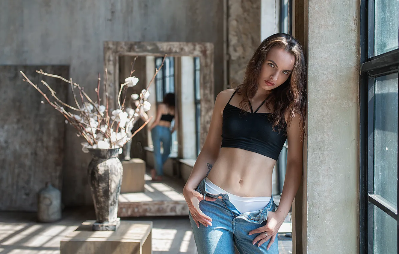 Фото обои girl, photo, photographer, blue eyes, flowers, model, bokeh, window
