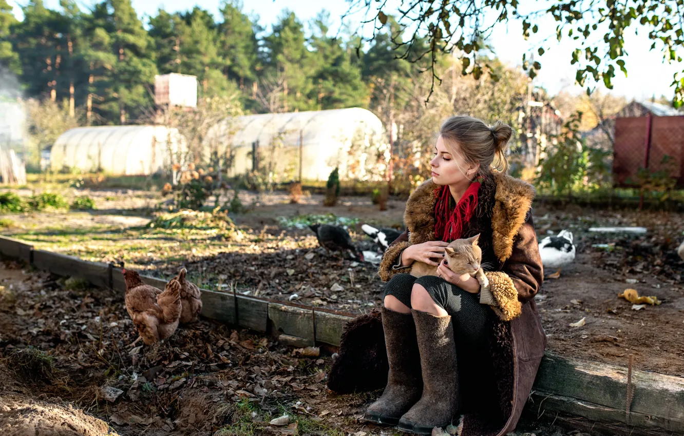 Фото обои кошка, девушка, валенки, куры, Maxim Guselnikov, колхоз, Countryside girl