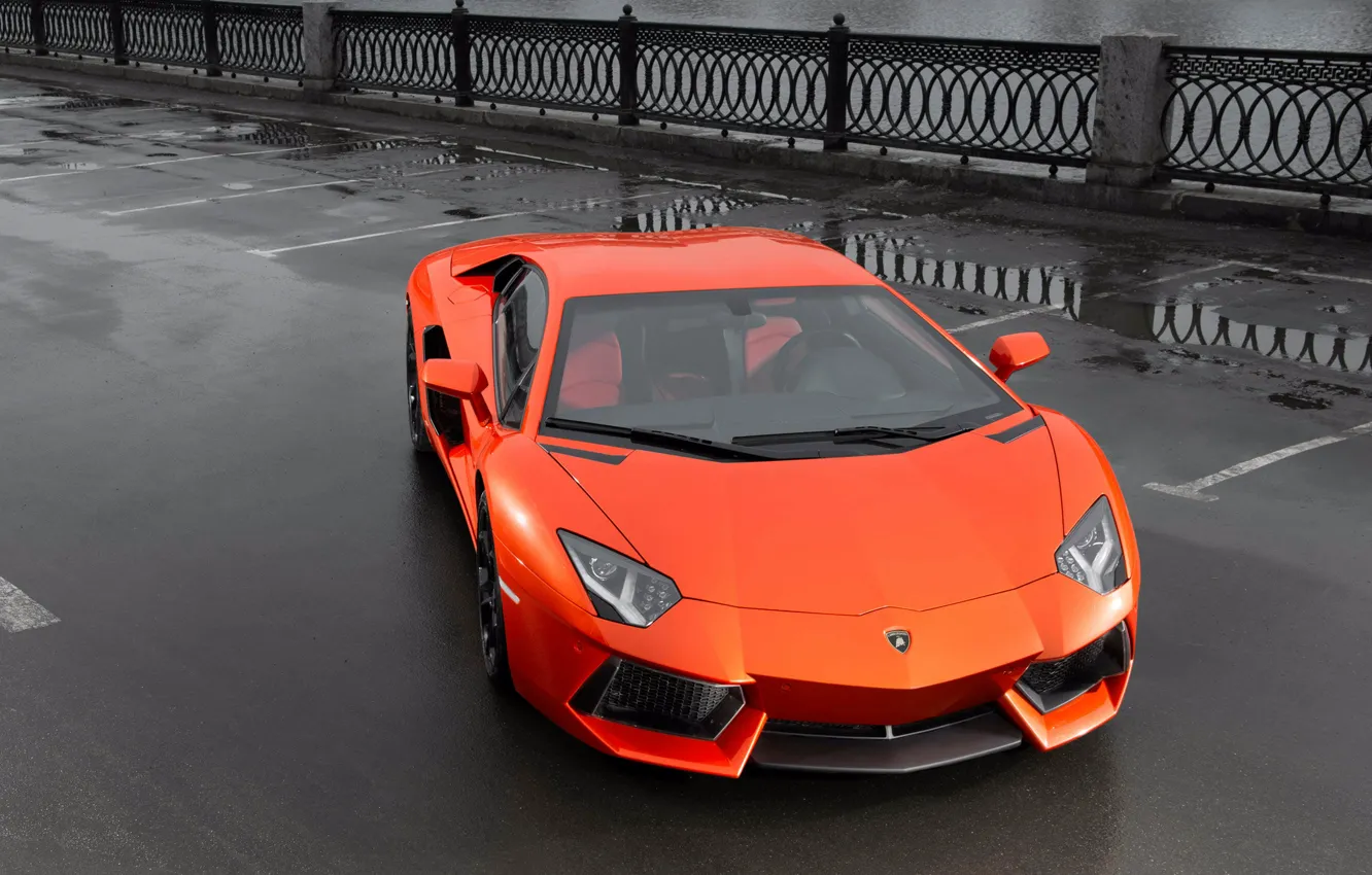 Фото обои дорога, лужи, lamborghini, вид спереди, ламборгини, aventador lp700-4, ограждения