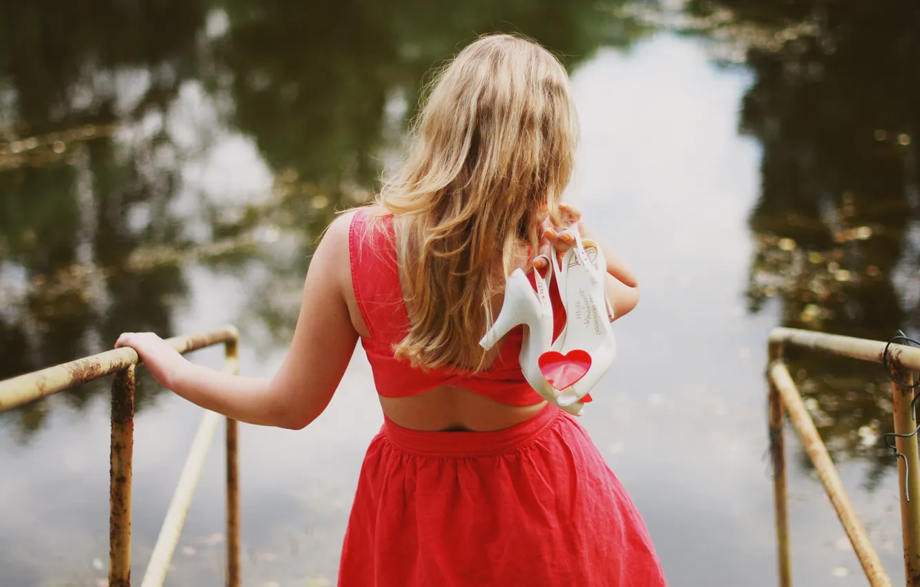 Фото обои вода, девушка, сердце, спина, платье, блондинка, туфли, вырез