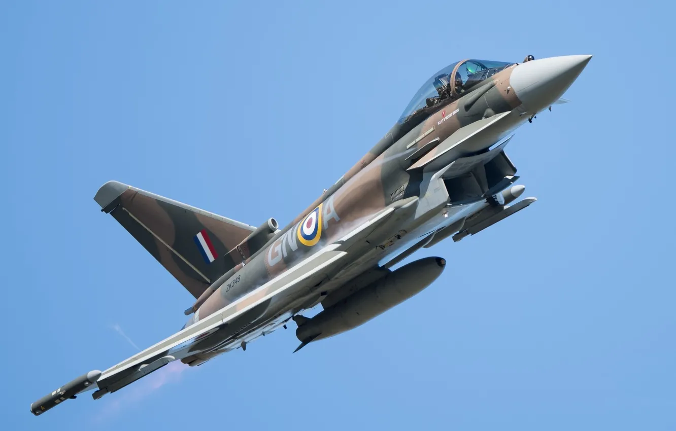 Фото обои небо, летит, Eurofighter Typhoon, боевой самолёт
