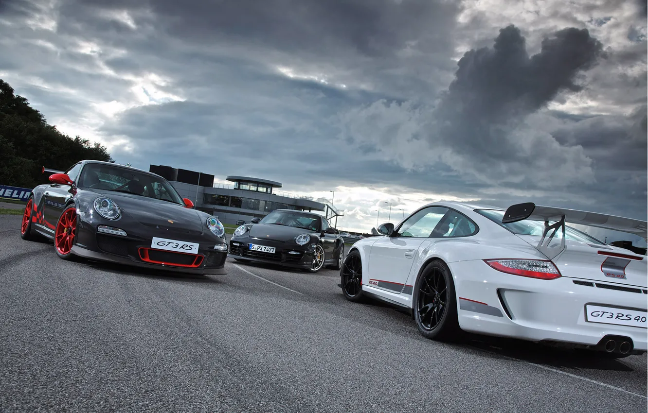 Фото обои белый, тучи, серый, черный, здание, 911, Porsche, перед