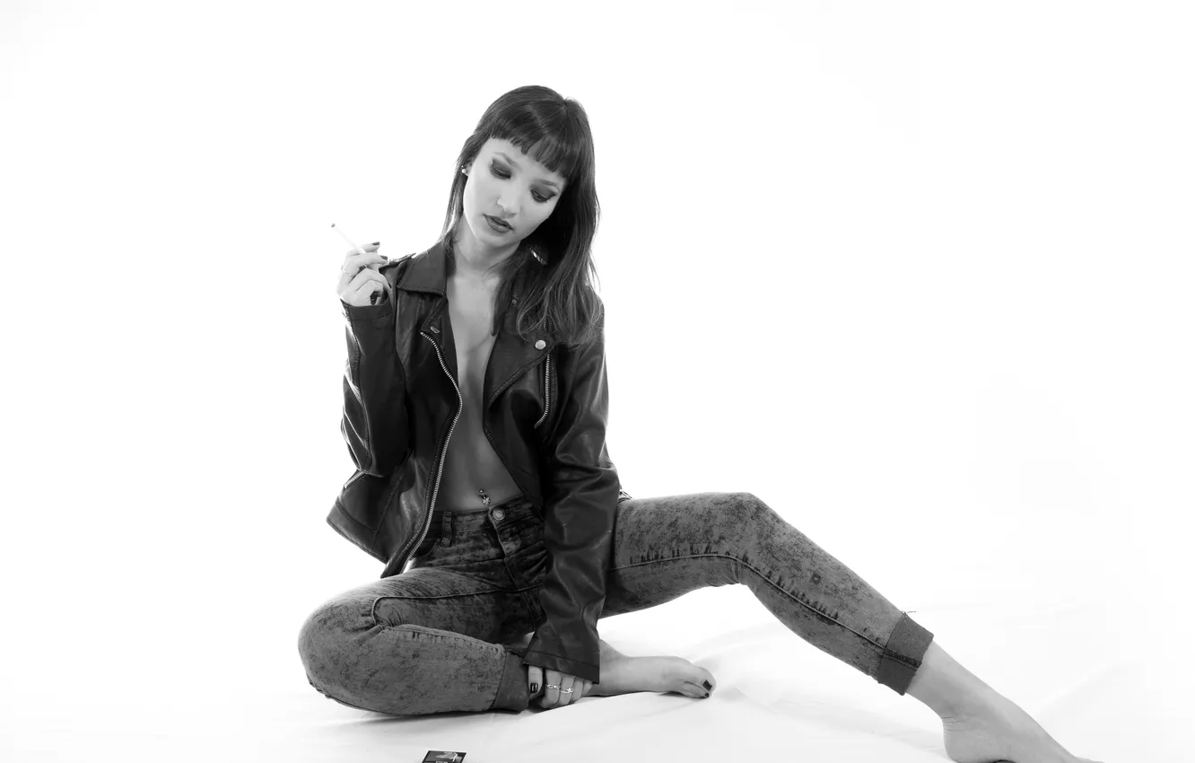 Фото обои girl, canon, model, leather, black and white, sitting