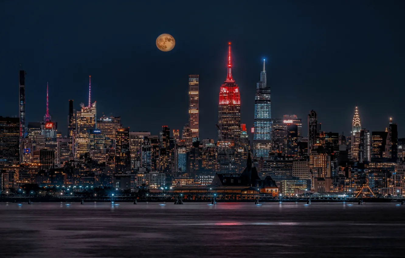 Фото обои ночь, город, огни, луна, берег, Нью-Йорк, небоскребы, башни