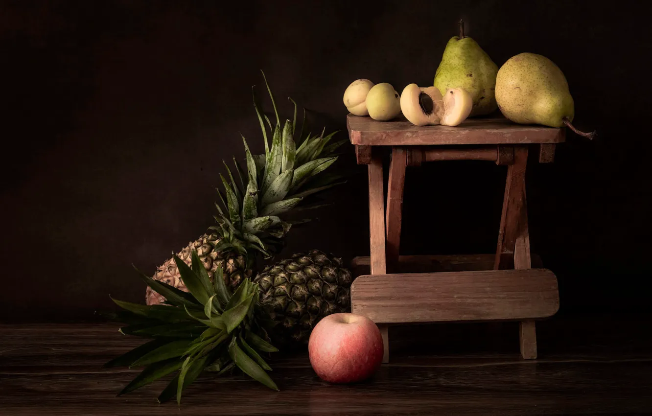 Фото обои темный фон, стол, яблоко, фрукты, натюрморт, груши, абрикосы, ананасы