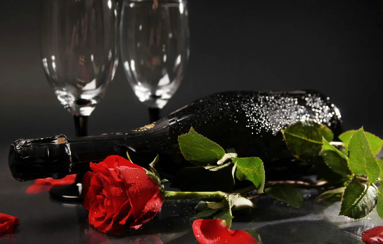 Фото обои цветок, цветы, праздник, вино, роза, бутылка, розы, лепестки