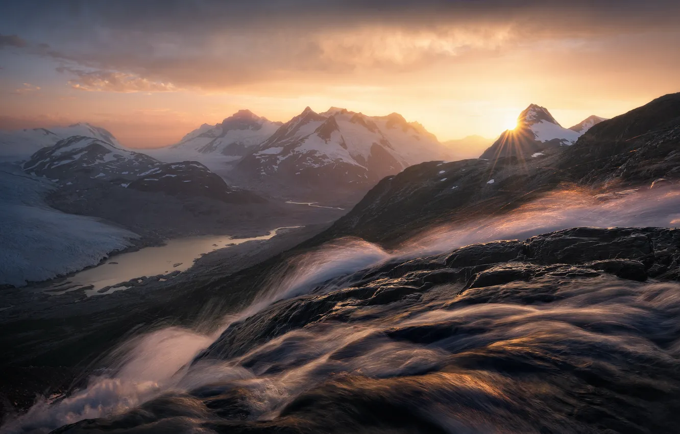 Фото обои солнце, облака, снег, горы, туман, озеро, камни, рассвет