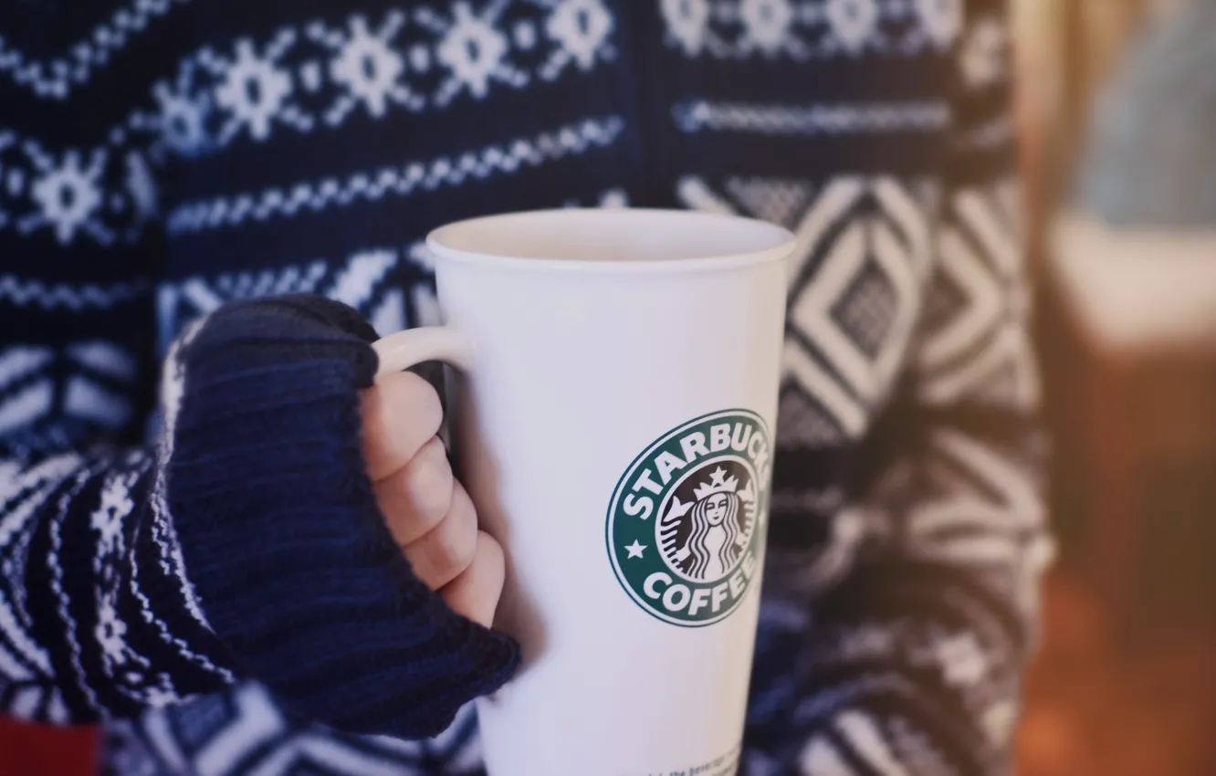 Фото обои зима, девушка, стакан, кофе, руки, свитер, starbucks