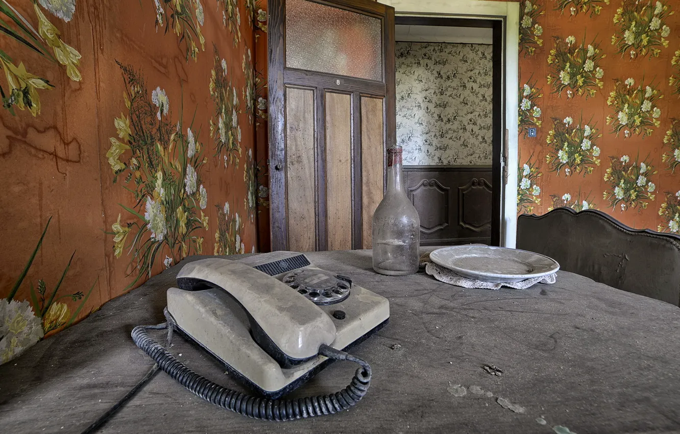 Фото обои стол, бутылка, телефон