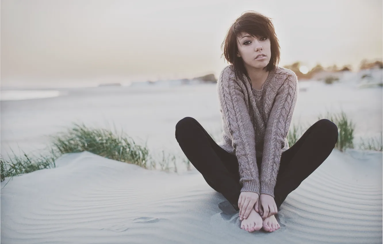 Фото обои песок, море, пляж, глаза, девушка, закат, ноги, руки