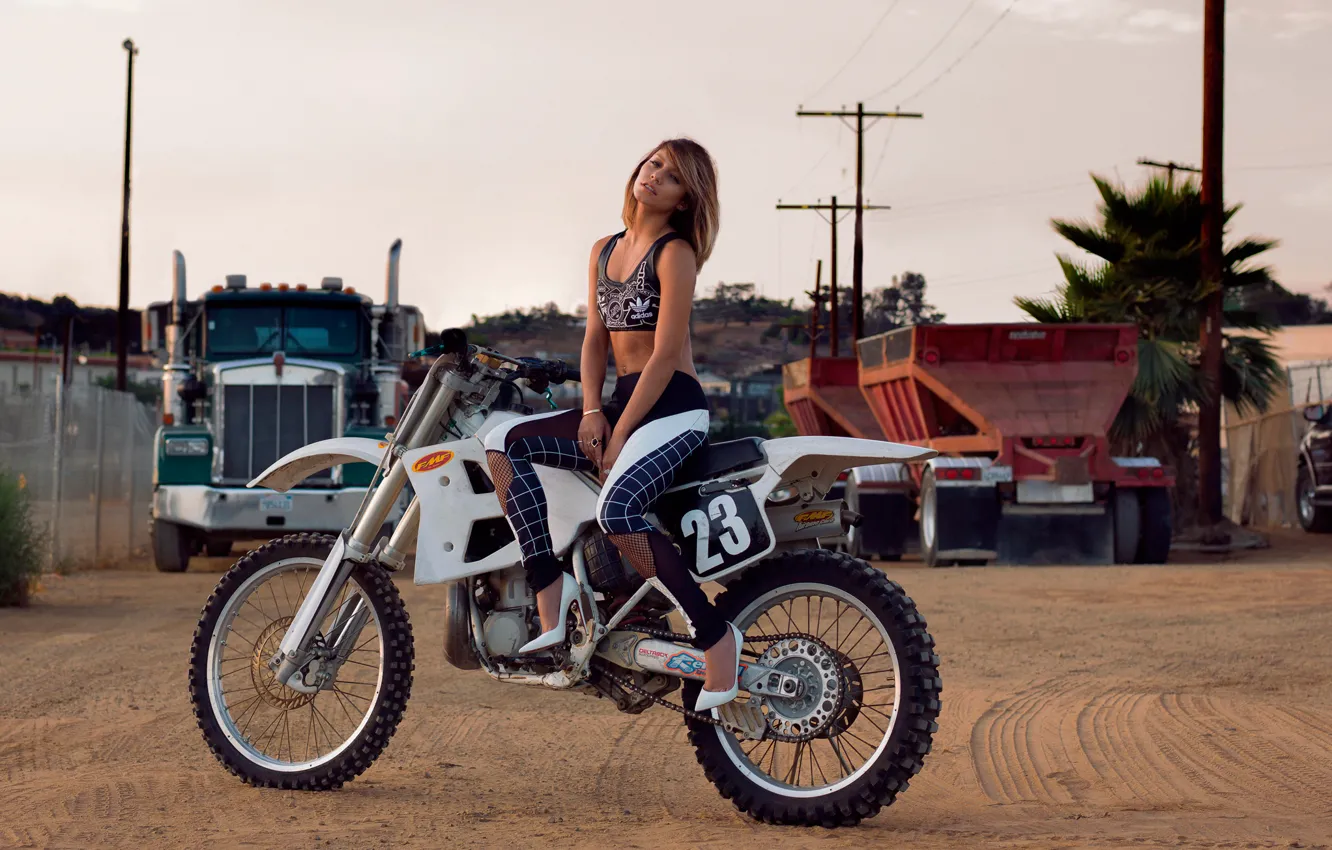 Фото обои мотоцикл, фотосессия, Vanessa Hudgens, Flaunt