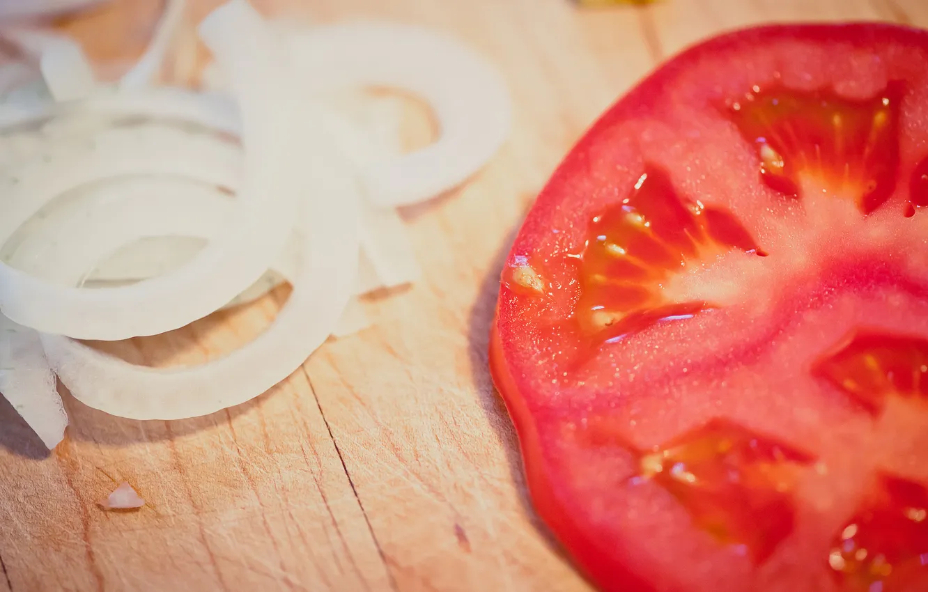 Фото обои лук, долька, доска, томат, помидор, ломтик