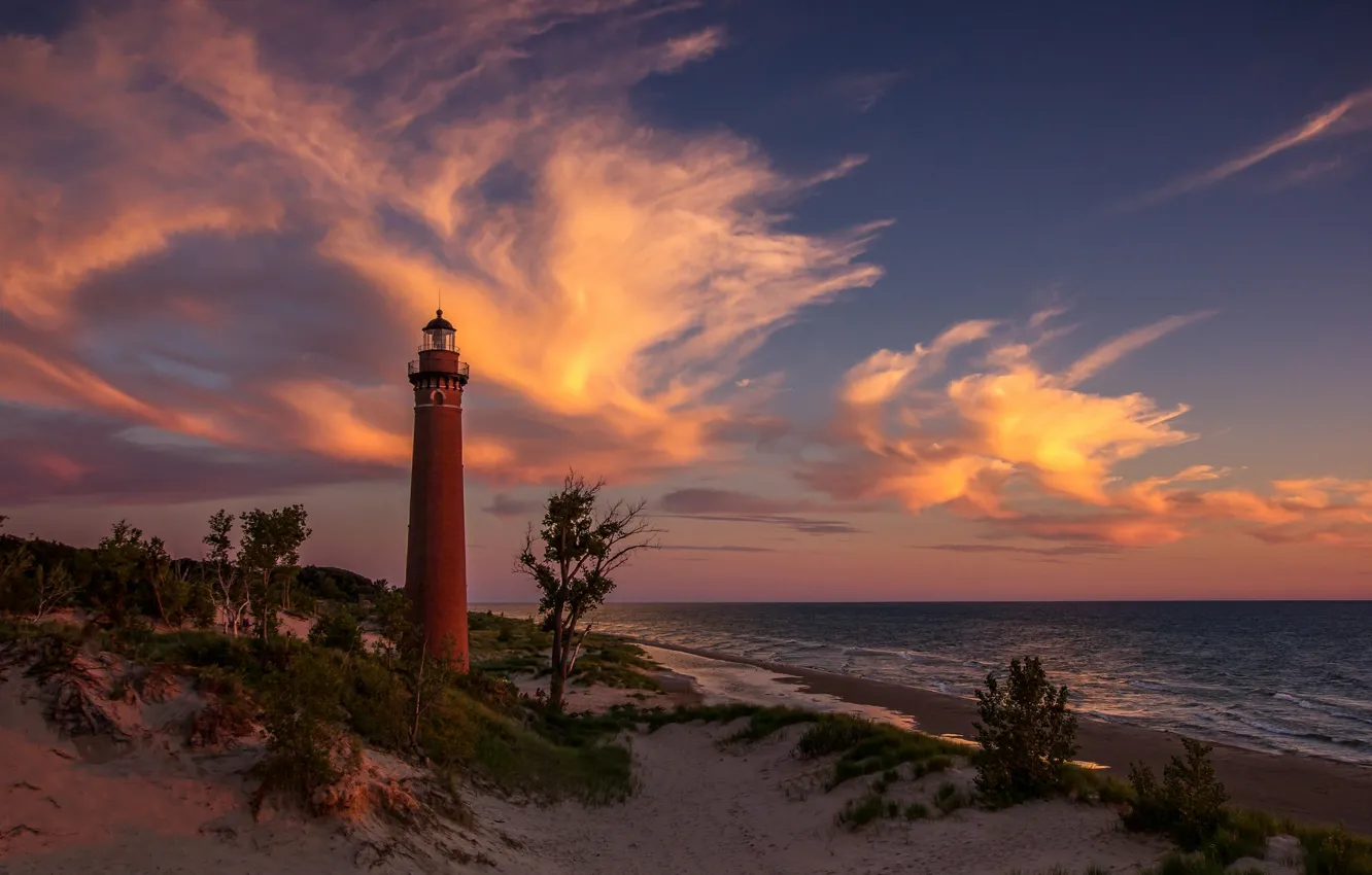 Фото обои песок, пляж, облака, закат, маяк, озеро Мичиган