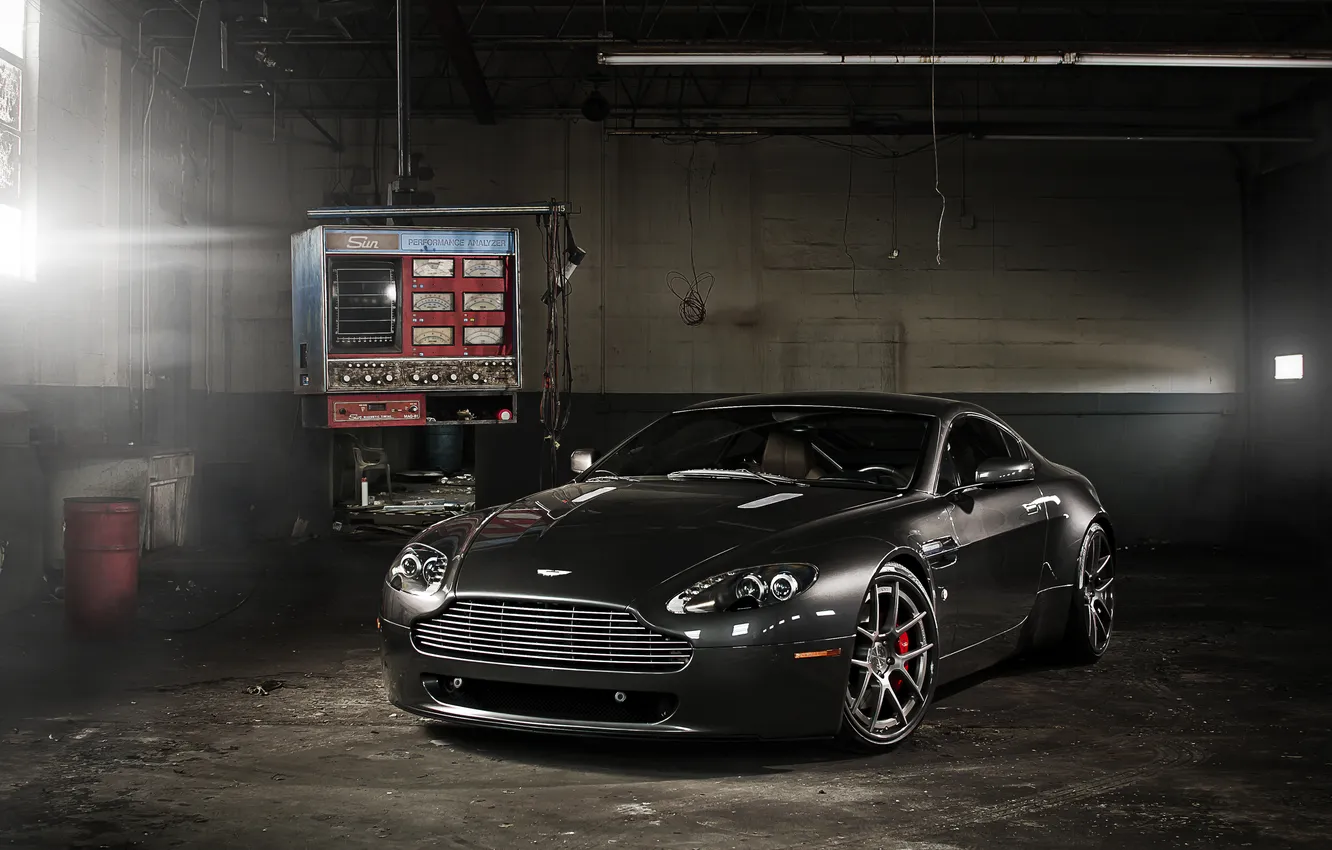 Фото обои чёрный, Aston Martin, Vantage, астон мартин, black, аппаратура, передняя часть, прибор