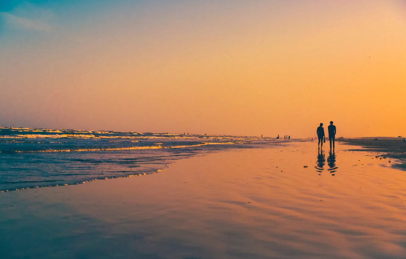 Фото обои волны, пляж, закат, отражение, люди, зеркало, пара, ходьба