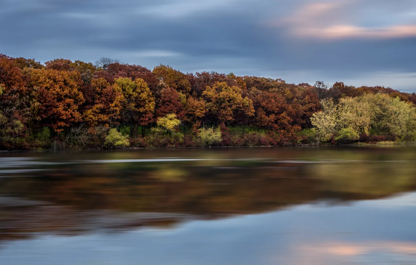Фото обои небо, вода, деревья, тучи, гладь, отражение, река, Осень