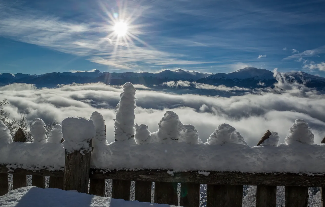 Фото обои зима, солнце, снег, горы, забор