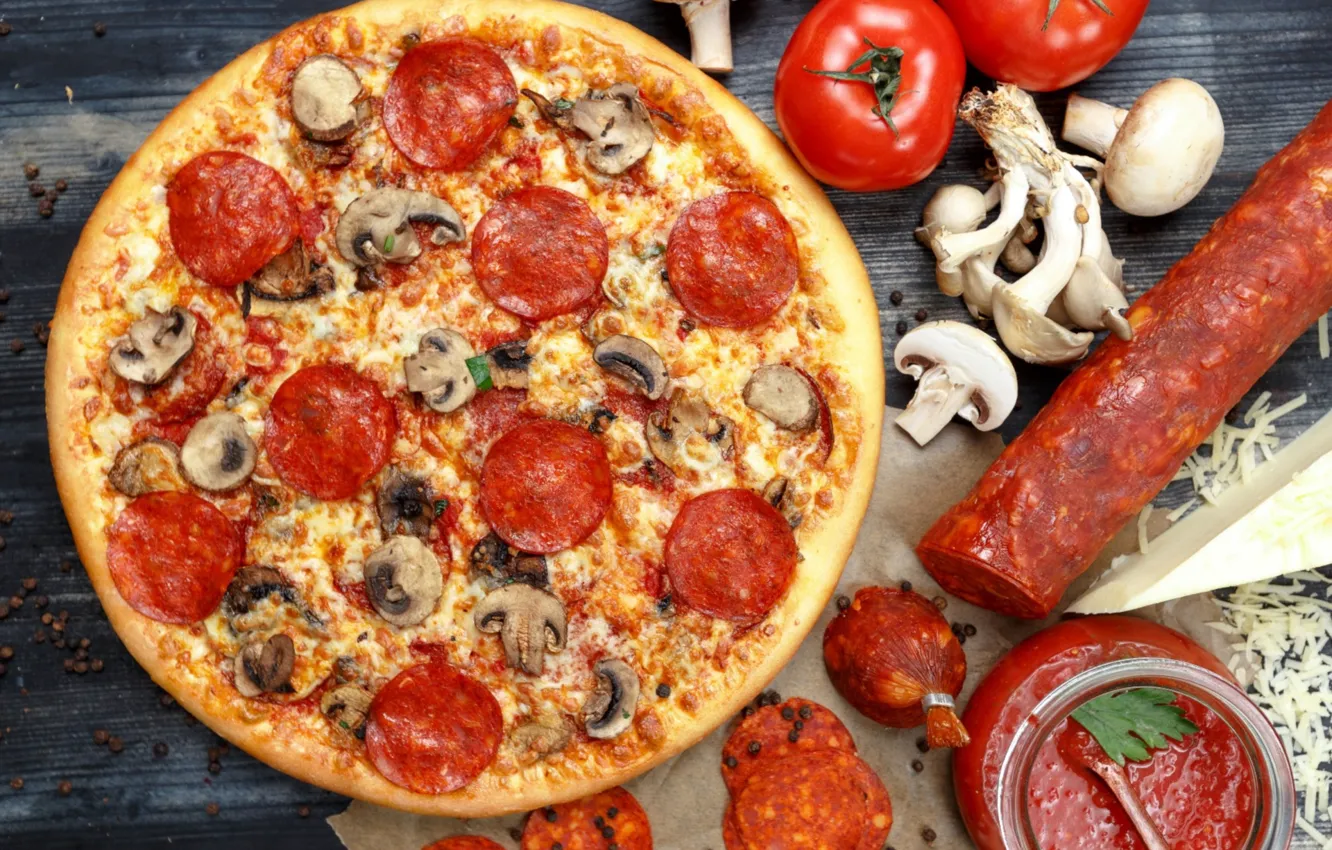 Фото обои грибы, пицца, помидоры, колбаса, салями