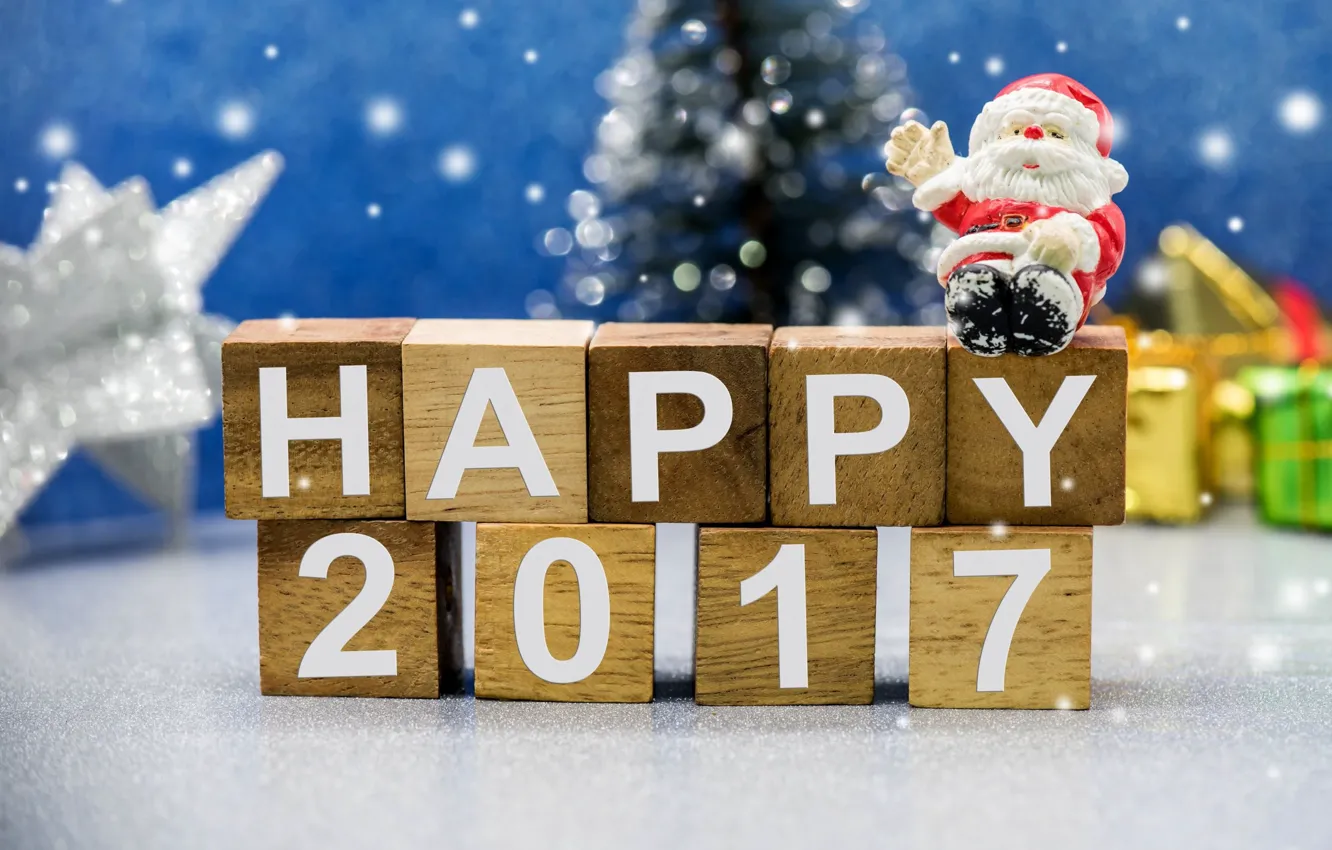 Фото обои праздник, кубики, новый год, подарки, ёлка, дед мороз, фигурка, 2017