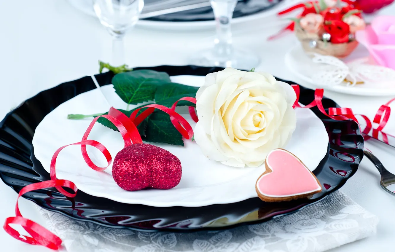 Фото обои цветок, роза, сердца, бокалы, тарелки, серпантин, салфетка, сервировка