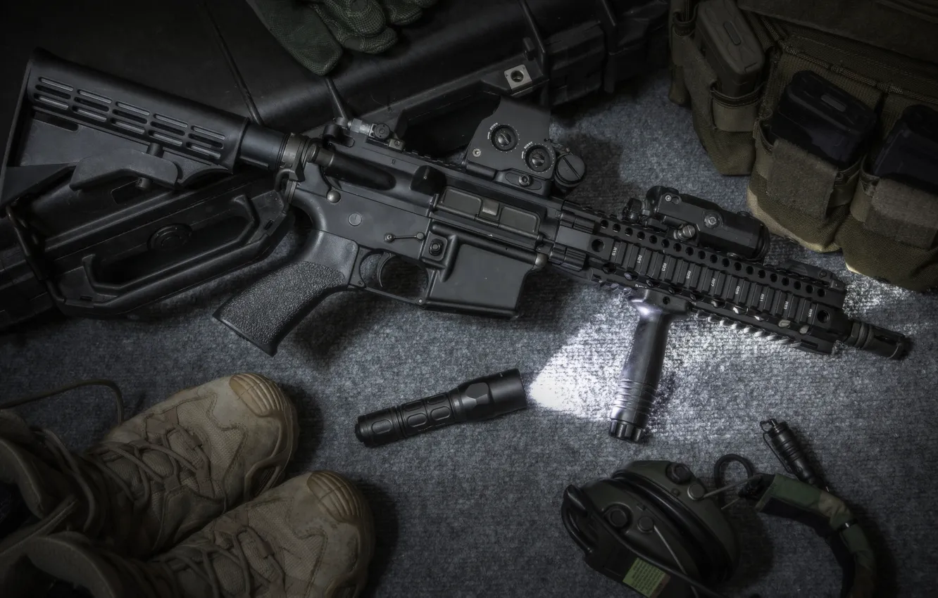 Фото обои accessories, assault rifle, flashlight, footwear