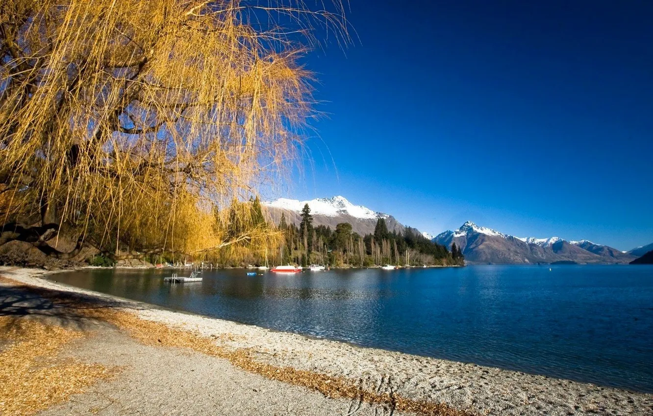 Фото обои песок, осень, пляж, небо, деревья, горы, озеро, лодка
