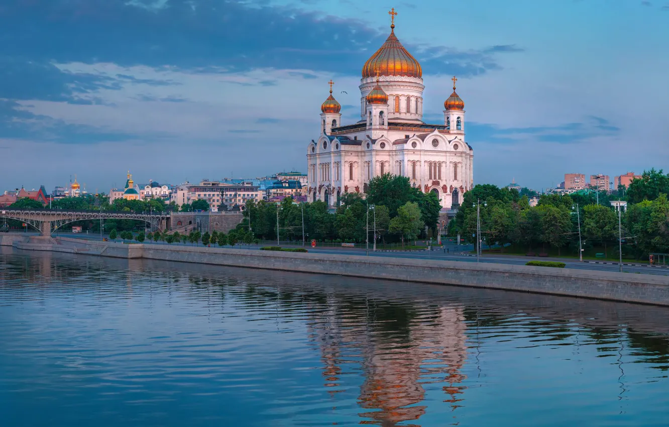 Фото обои деревья, мост, река, Москва, собор, храм, Россия, набережная