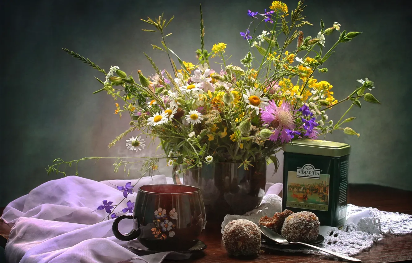 Фото обои чай, букет, чашка, натюрморт, пирожные, полевые цветы