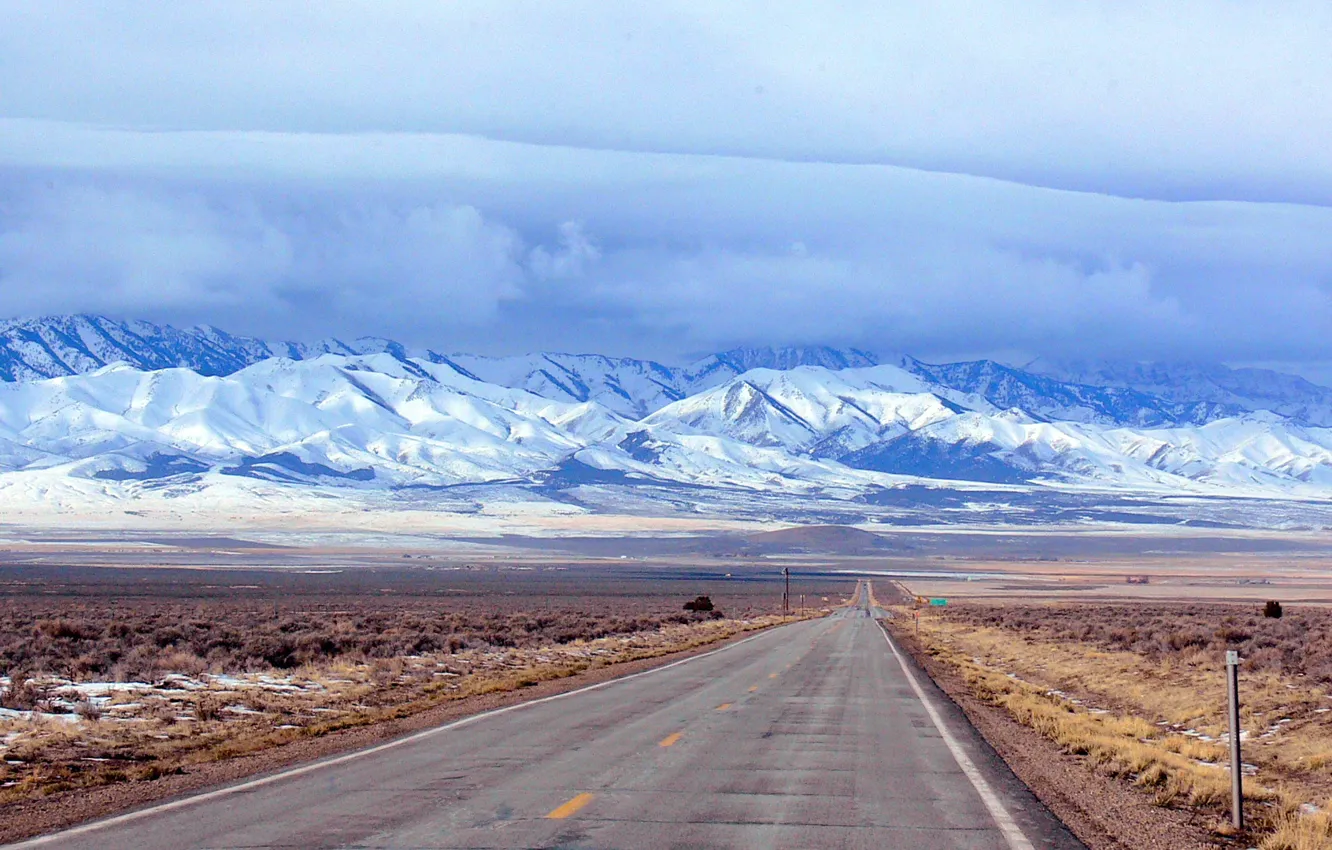 Фото обои дорога, поле, небо, облака, снег, горы, тучи