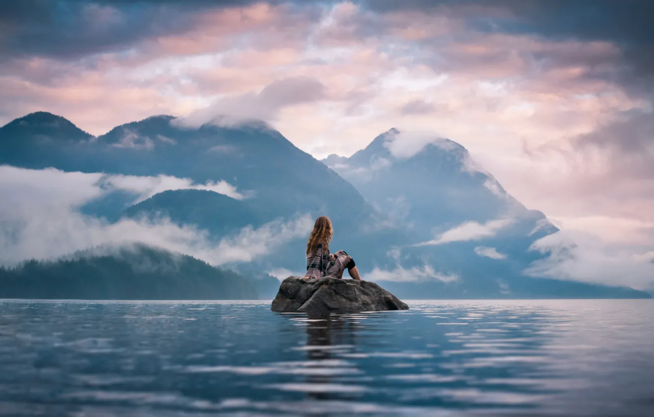 Фото обои девушка, пейзаж, горы, камень, вид, даль, островок, Silent Moment