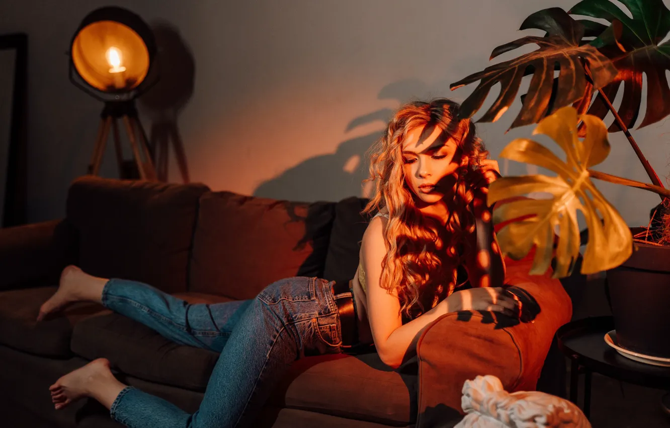 Фото обои девушка, поза, пальма, диван, джинсы, прожектор, длинные волосы, закрытые глаза