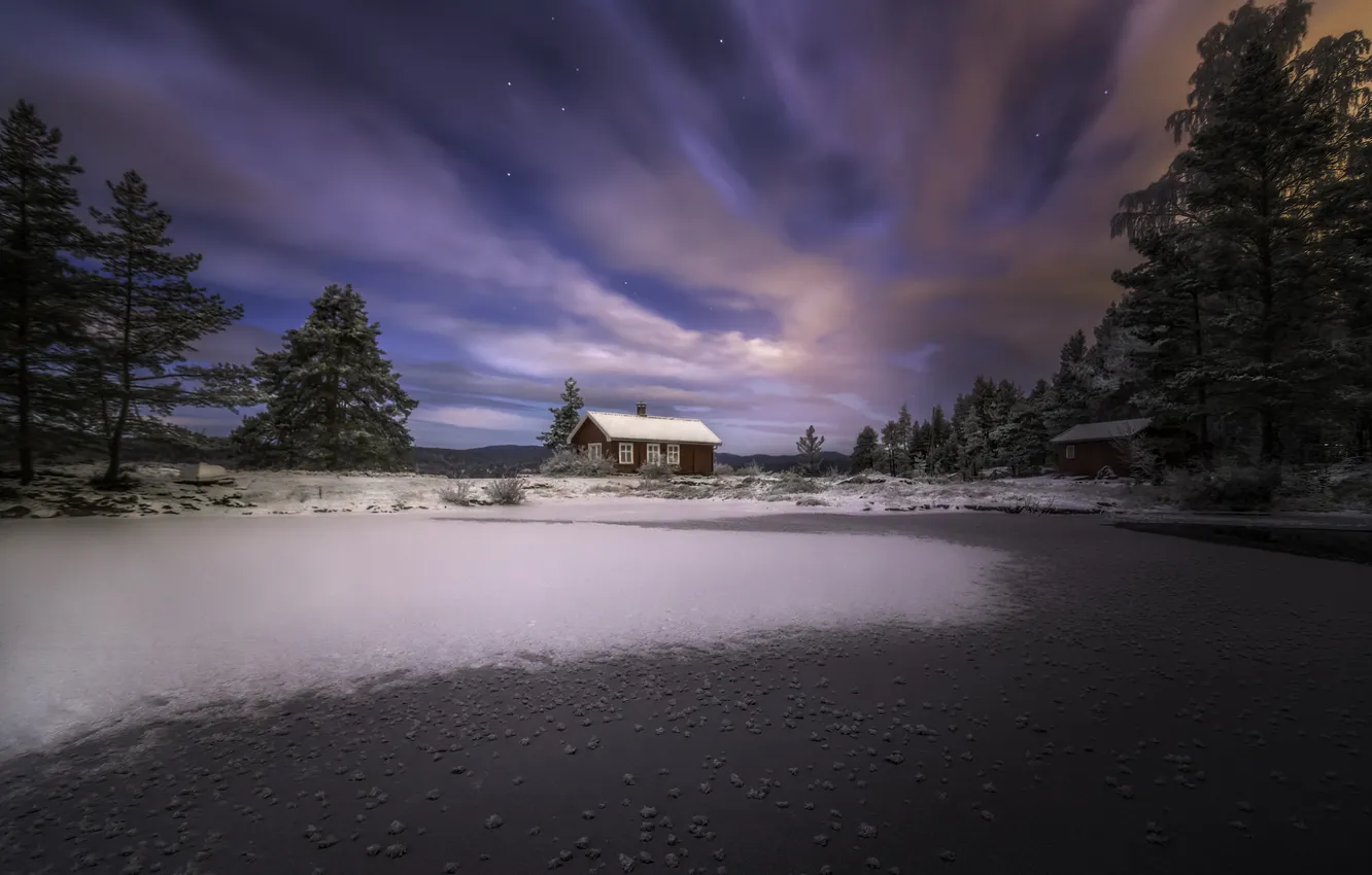 Фото обои звезды, облака, деревья, ночь, дом, замерзшее озеро