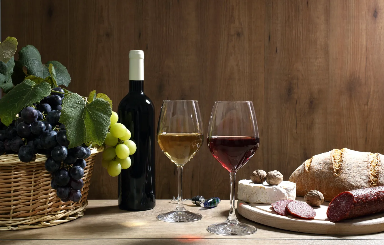 Фото обои зеленый, стол, вино, корзина, черный, бутылка, сыр, бокалы