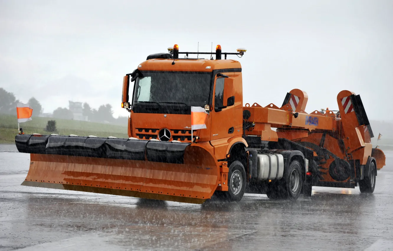 Фото обои оранжевый, дождь, Mercedes-Benz, грузовик, тягач, оборудование, спецтехника, Arocs